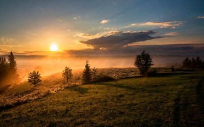 SALUTO ALL’ALBA. USHAS NAMASKARA E GAYATRI MANTRA: LUCE DIVINA SUL GIORNO NUOVO